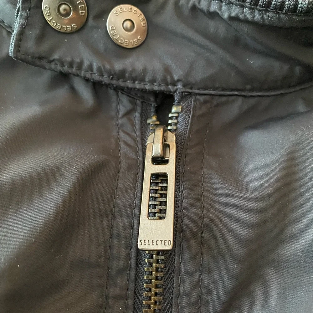 Selected windbreakers - Picture 3 of 4